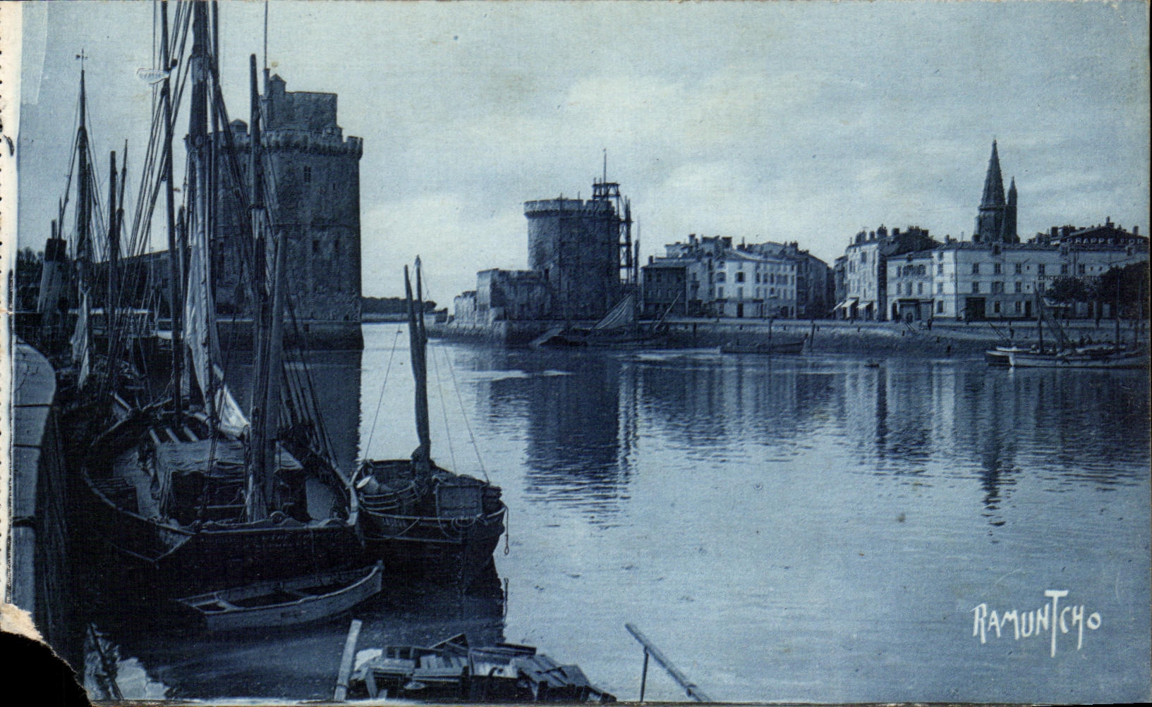 CPA Sortie du Port De La Rochelle Bateaux