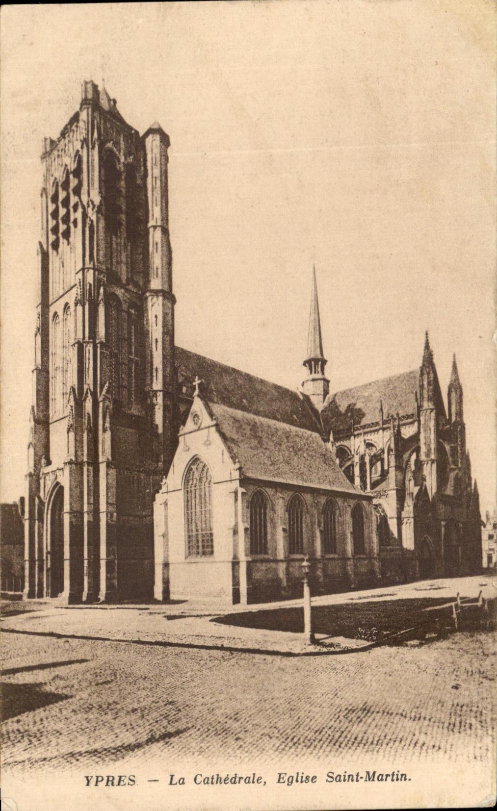 Ypres — La Cathédrale, Église Saint-Martin.