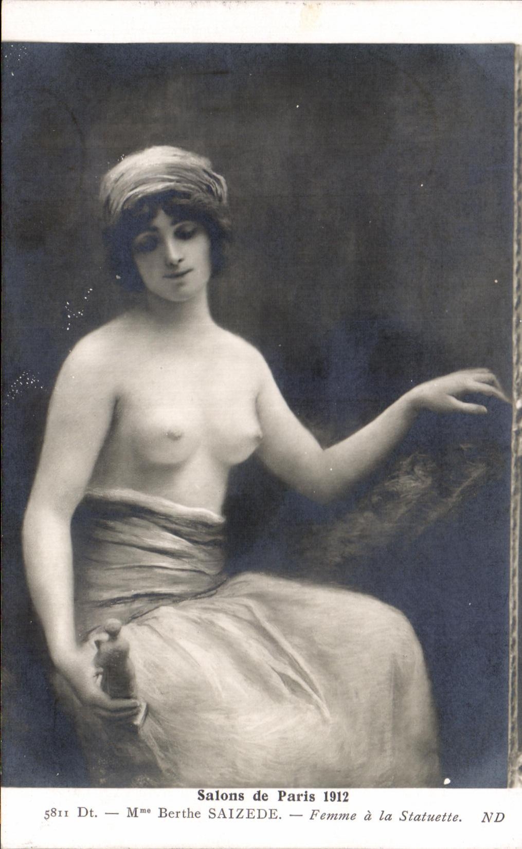 CPA Salon de Paris Femme a la Statuette Femme nue erotique