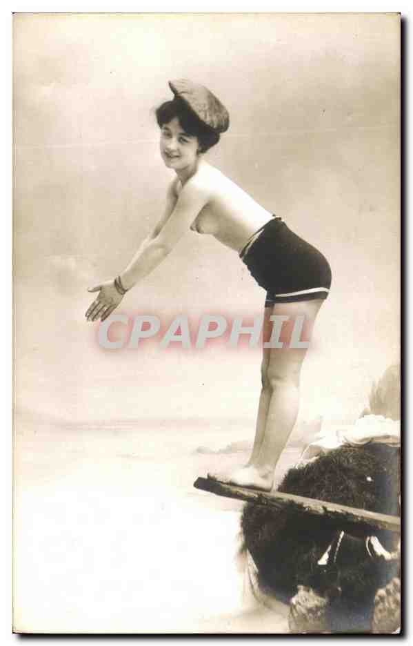 Femme en maillot de bain — pose sur planche — J-M. Paris