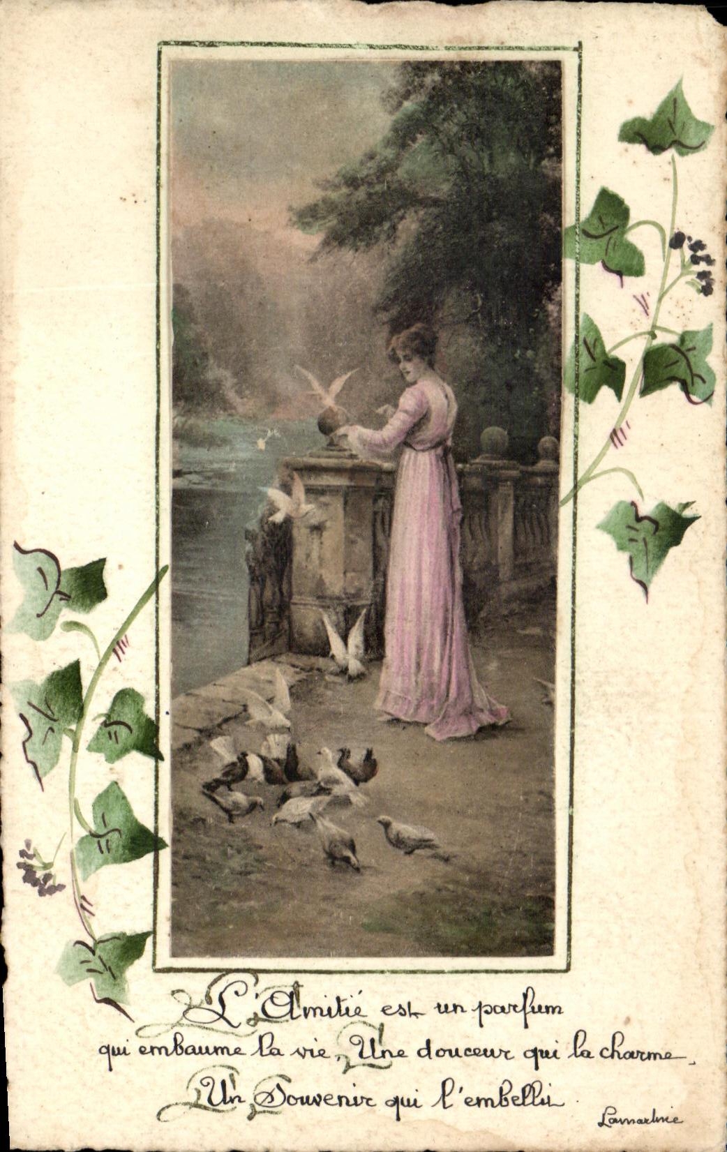 Femme en robe rose nourrissant des pigeons — L'Amitié est un parfum qui embaume la vie — Lamaze & Cie