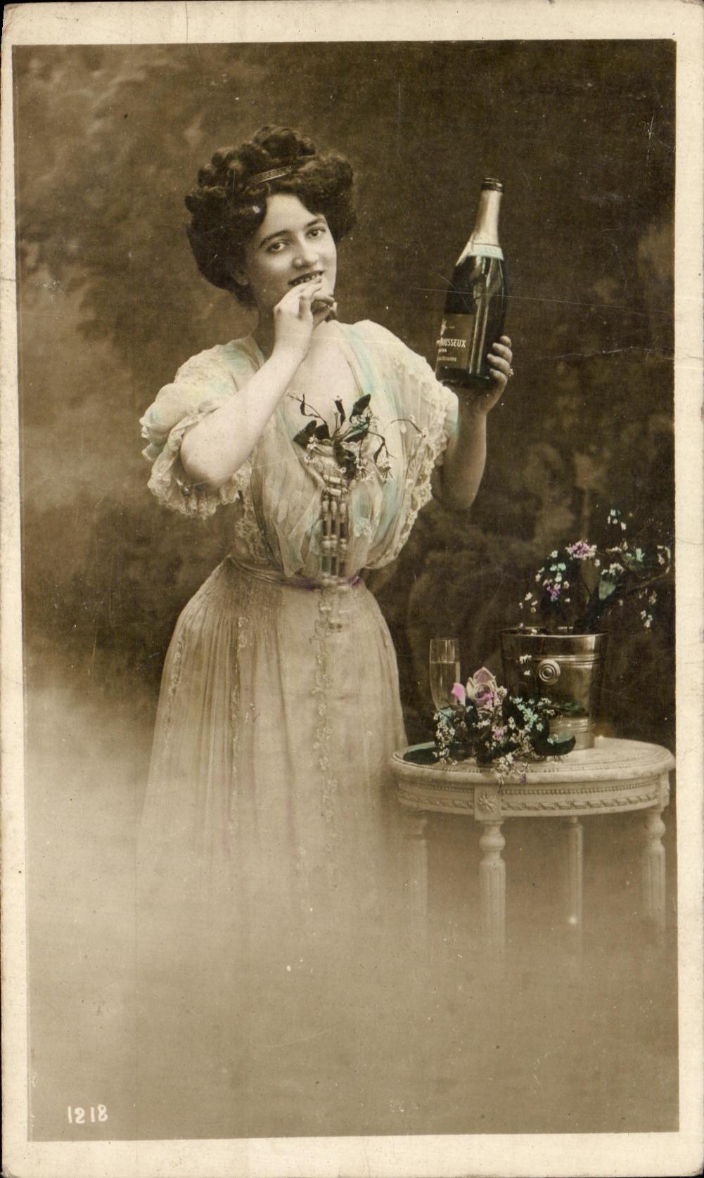 CPA Fantaisie Femme Champagne 