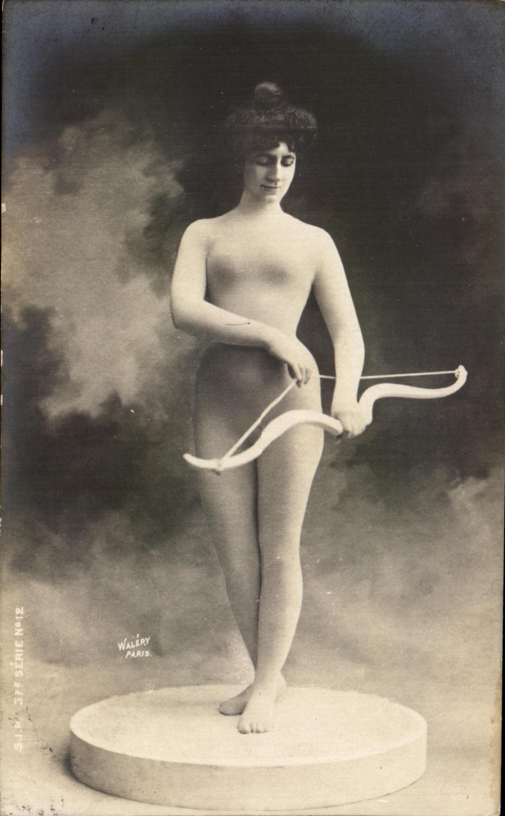CPA Fantaisie Femme Arc Walery