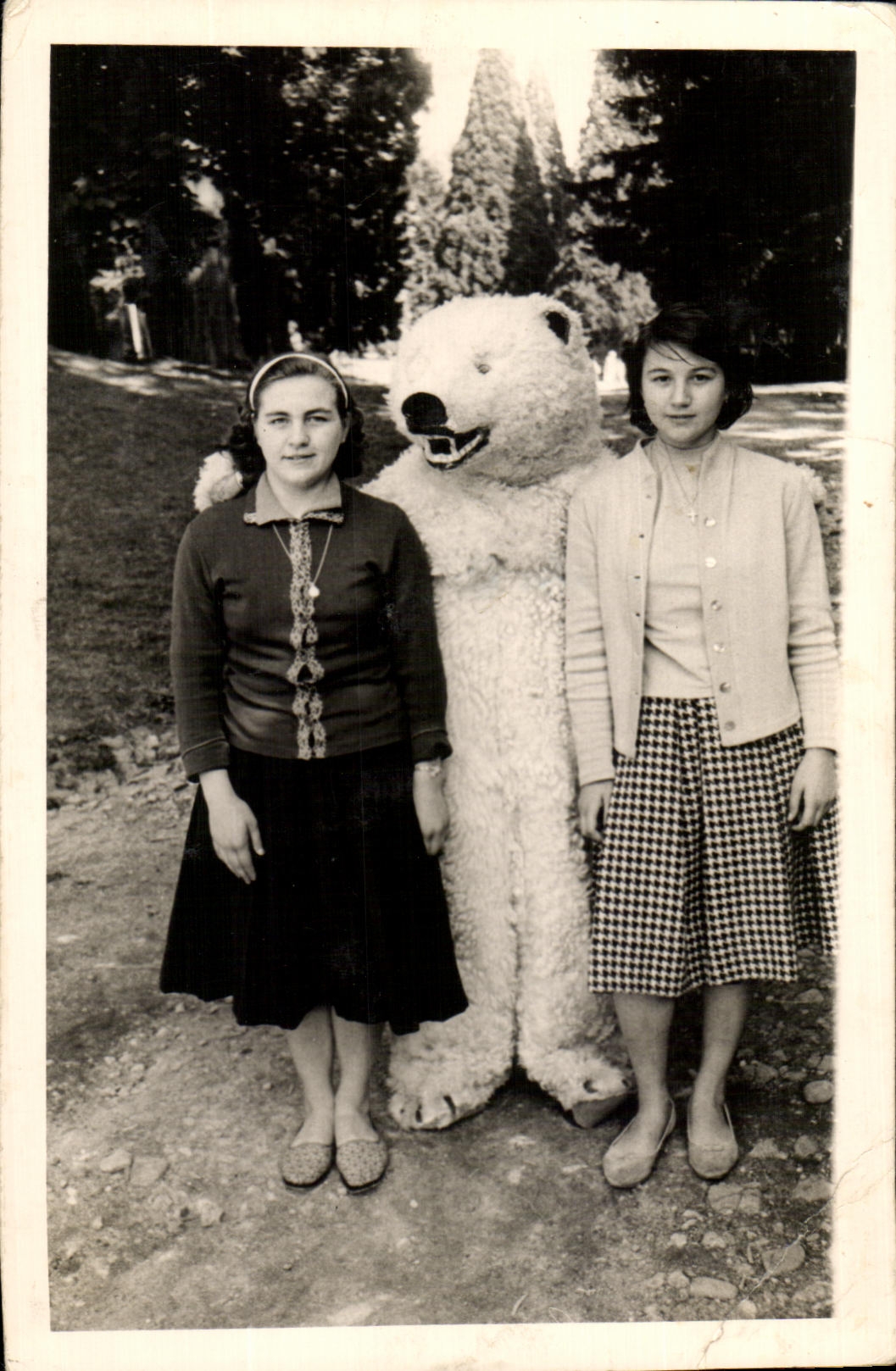 CARTE PHOTO Femmes et ours