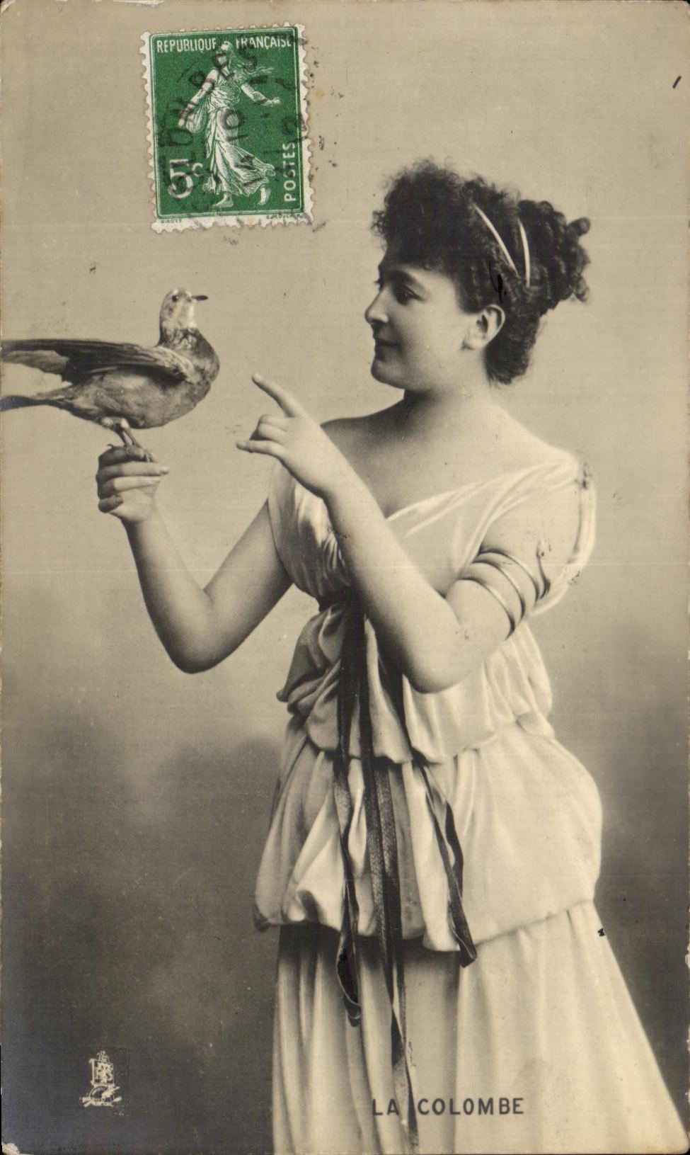 CPA Fantaisie Femme La colombe