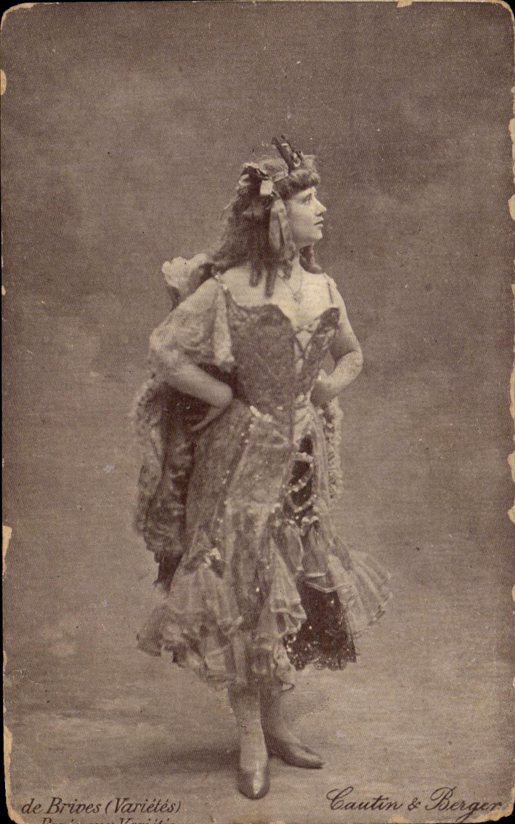 CPA Fantaisie Femme Brives Theatre