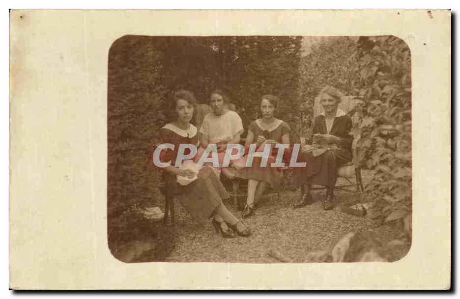 CARTE PHOTO Femmes cousant 