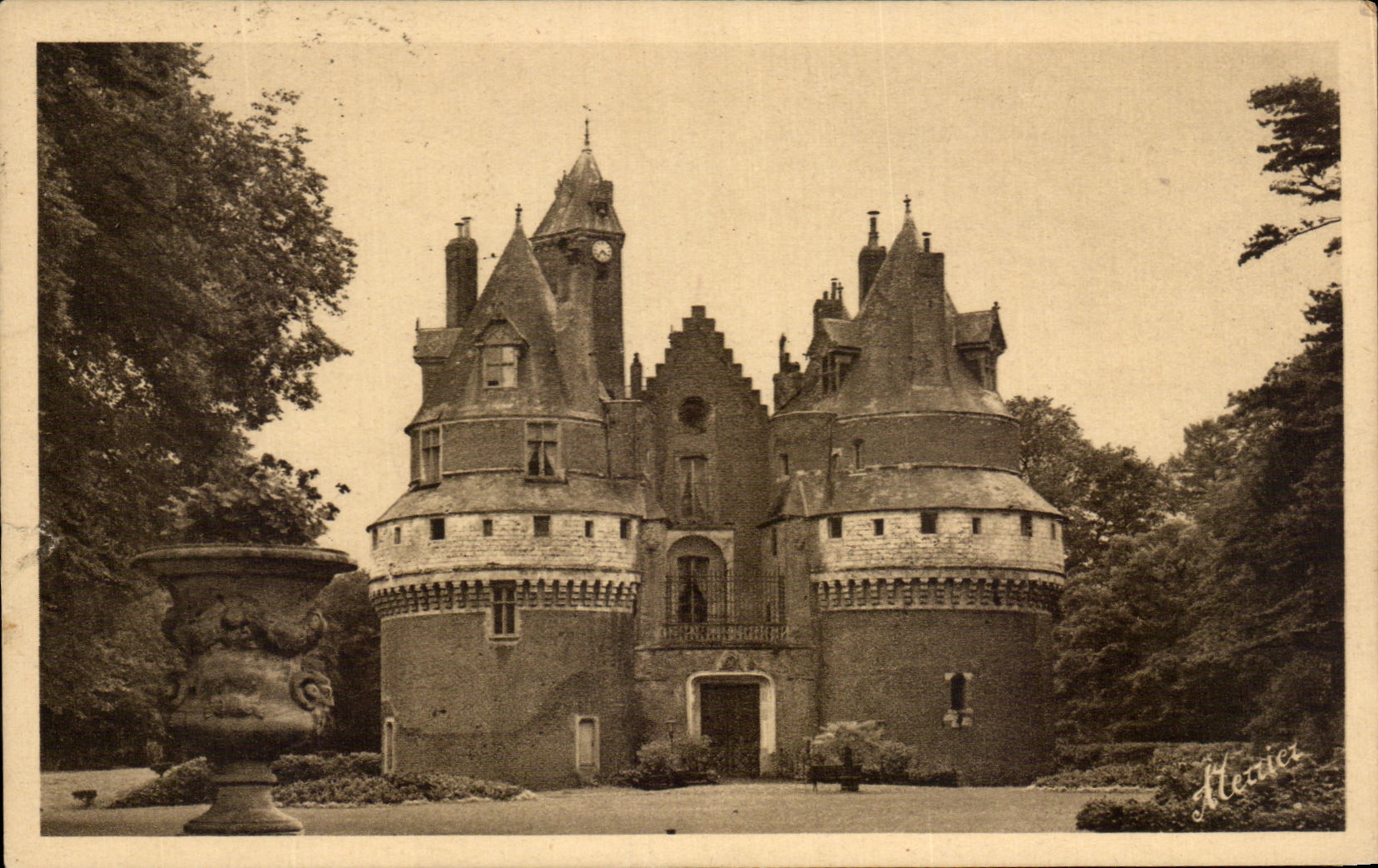CPA Le Treport Eu Mers et Environs Le chateau de Rambures vu de la route a 6km de Blangy 