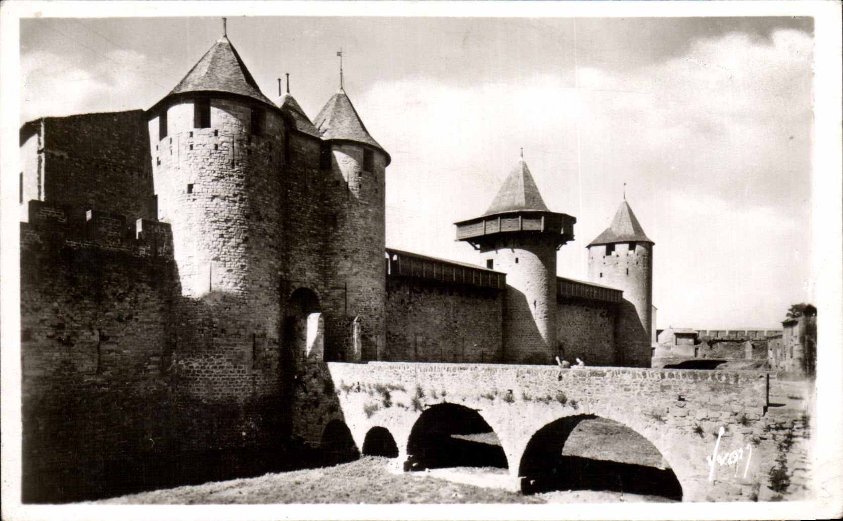 CPA Carcassonne La Clle Entree du Chateau les fosses