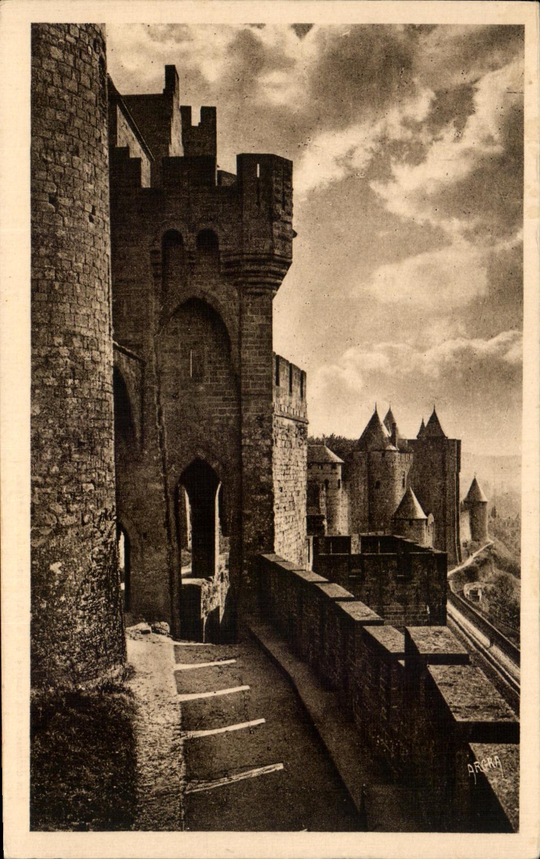 CPA Carcassonne Les Defennes Exterieures et avant portes du Chateau