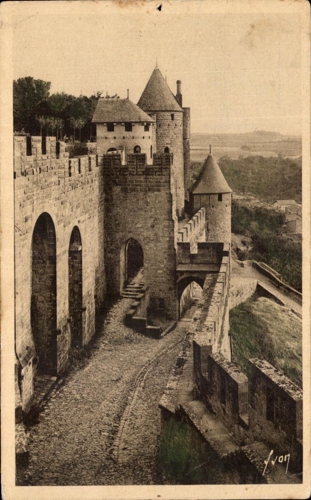 CPA Carcassonne La Cite Les Machicoulis et la Porte du Senechal