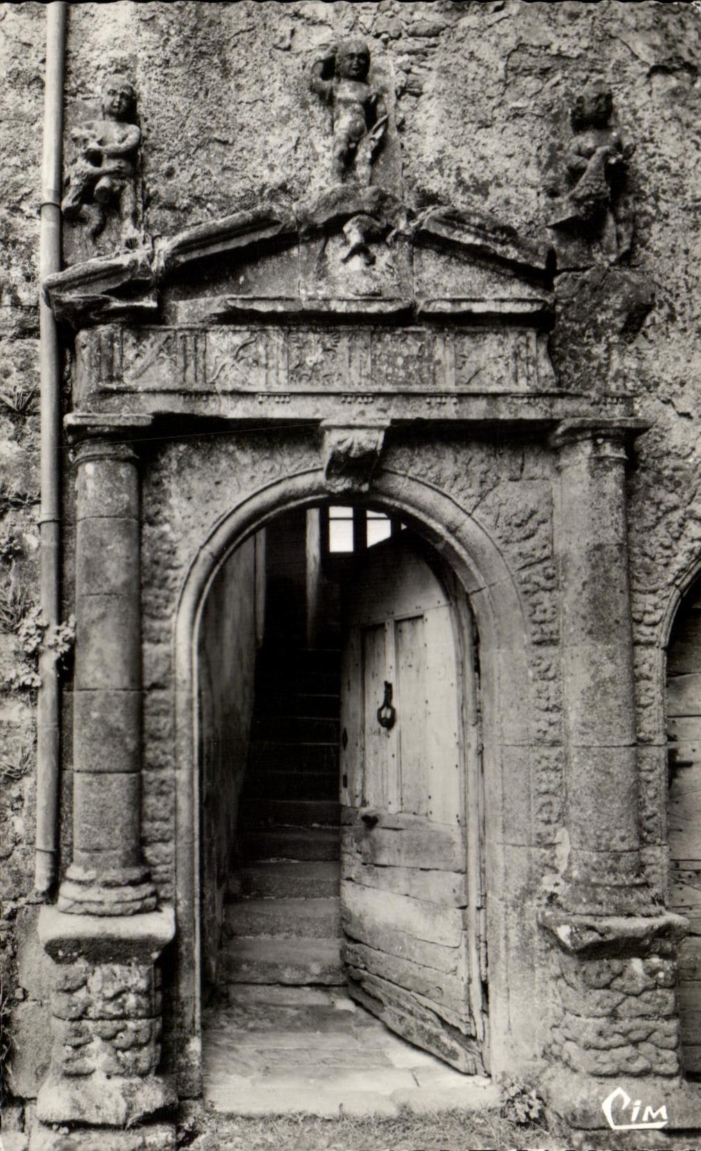 Ferrières (Tarn) — Cour d'honneur du château, entrée du grand escalier — Combiér Imprimeur (71, S.-A.-L.)