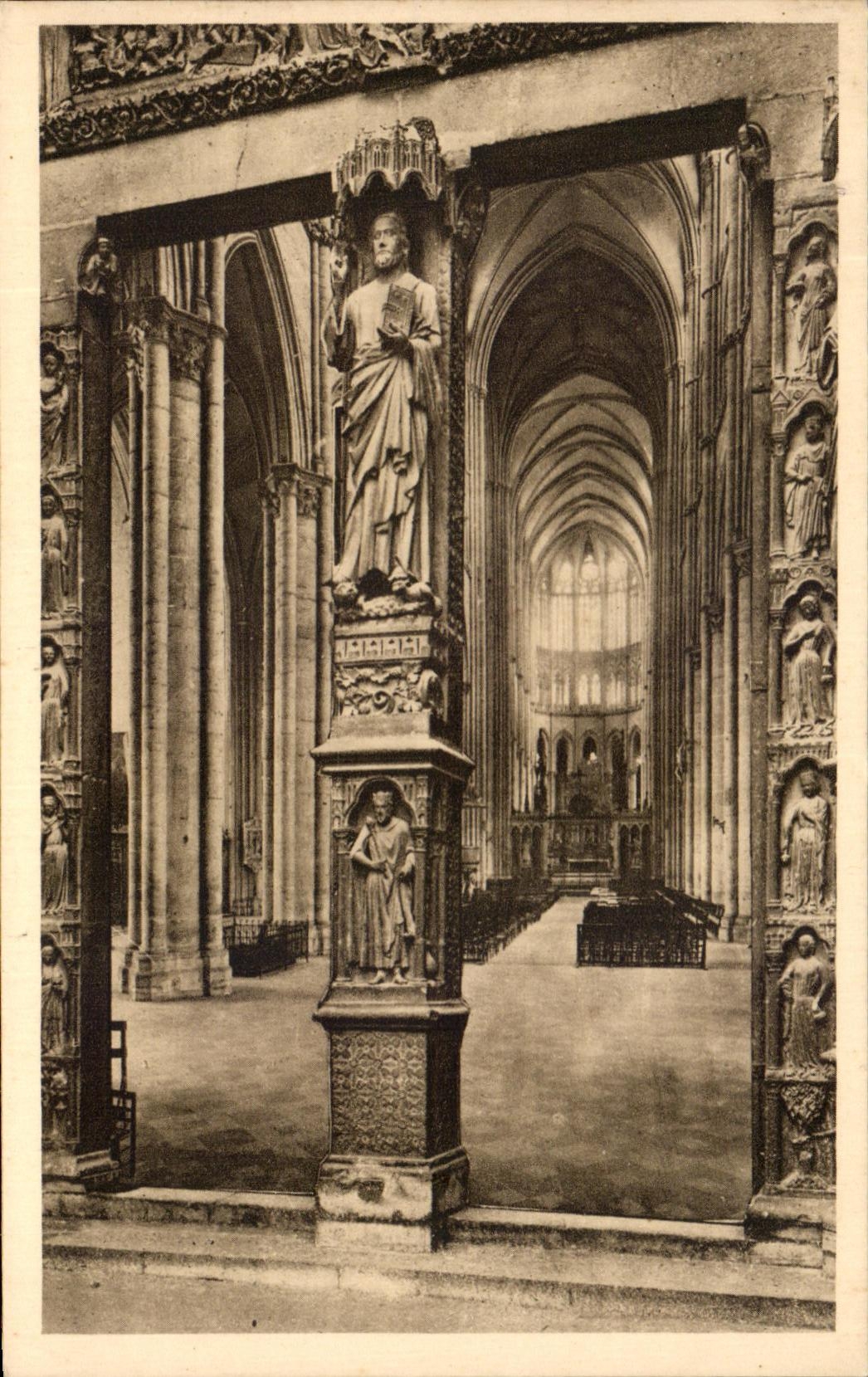 CPA Cathedrale d'Amiens la Nef Vue De Portail du Sauveur