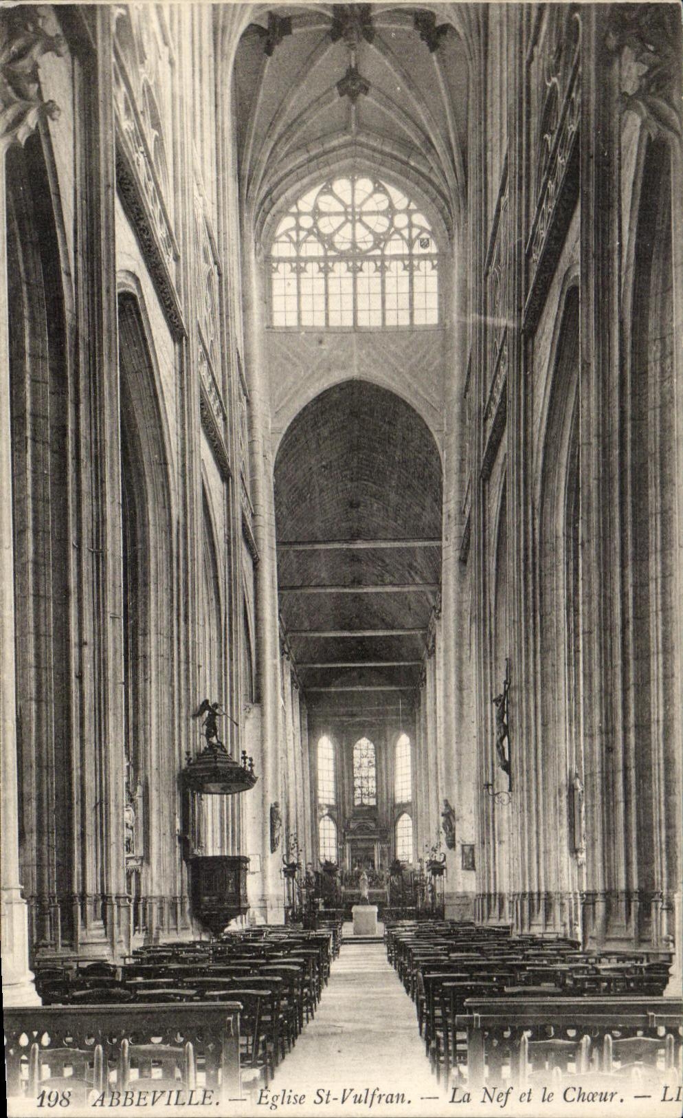 CPA Abbeville eglise St Vulfram La Nef et le Choeur