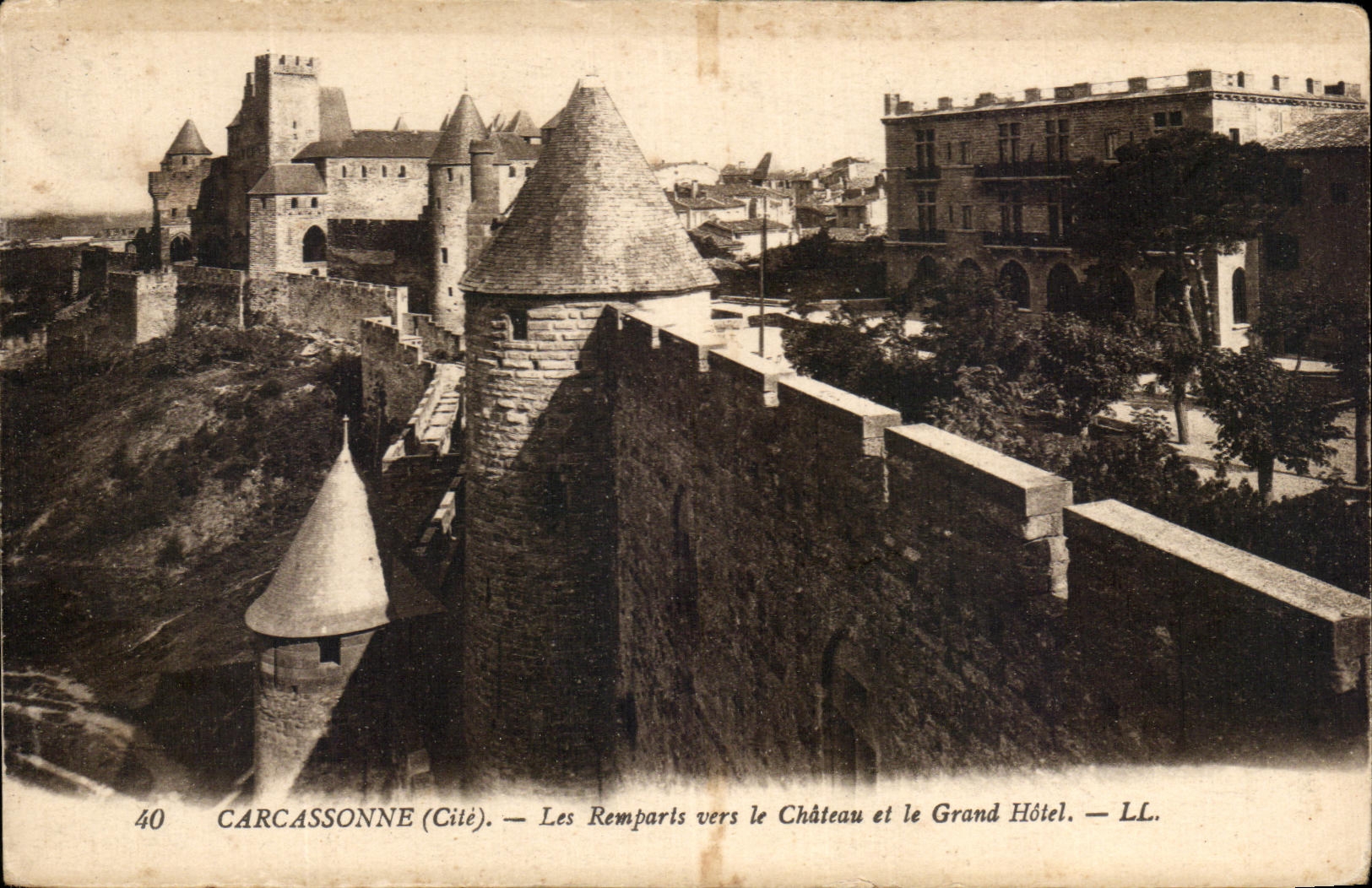 CPA Carcassonne Les Remparts Vers le Chateau et le Grand Hotel