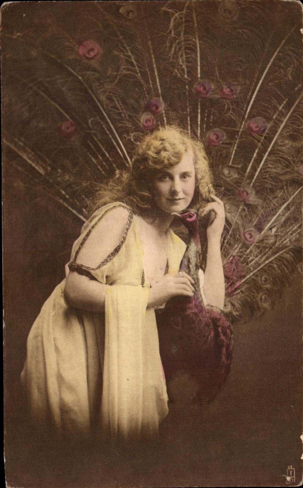 Frau in gelbem Kleid — mit Pfauenfedern — Tuck's Post Card n°4815