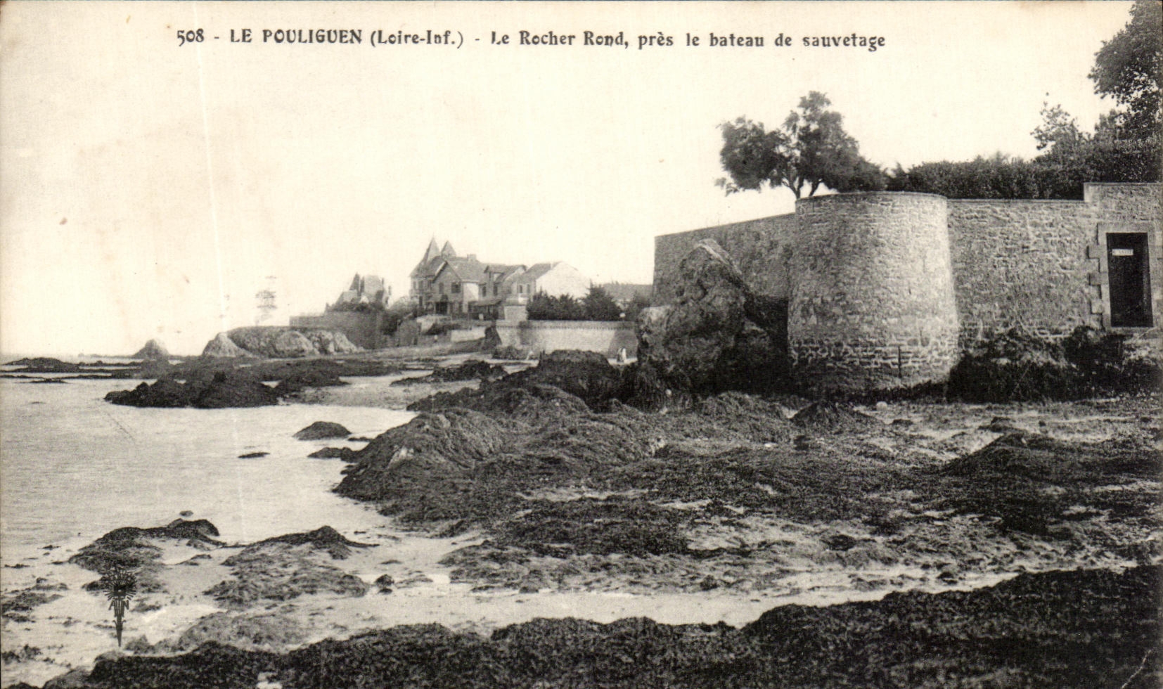 CPA Le Pouliguen Le Rocher Pres le Bateau de Sauvetage