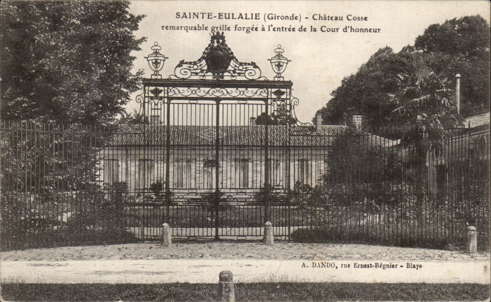 Sainte-Eulalie (Gironde) - Château Cosse — remarquable grille forgée à l'entrée de la Cour d'honneur