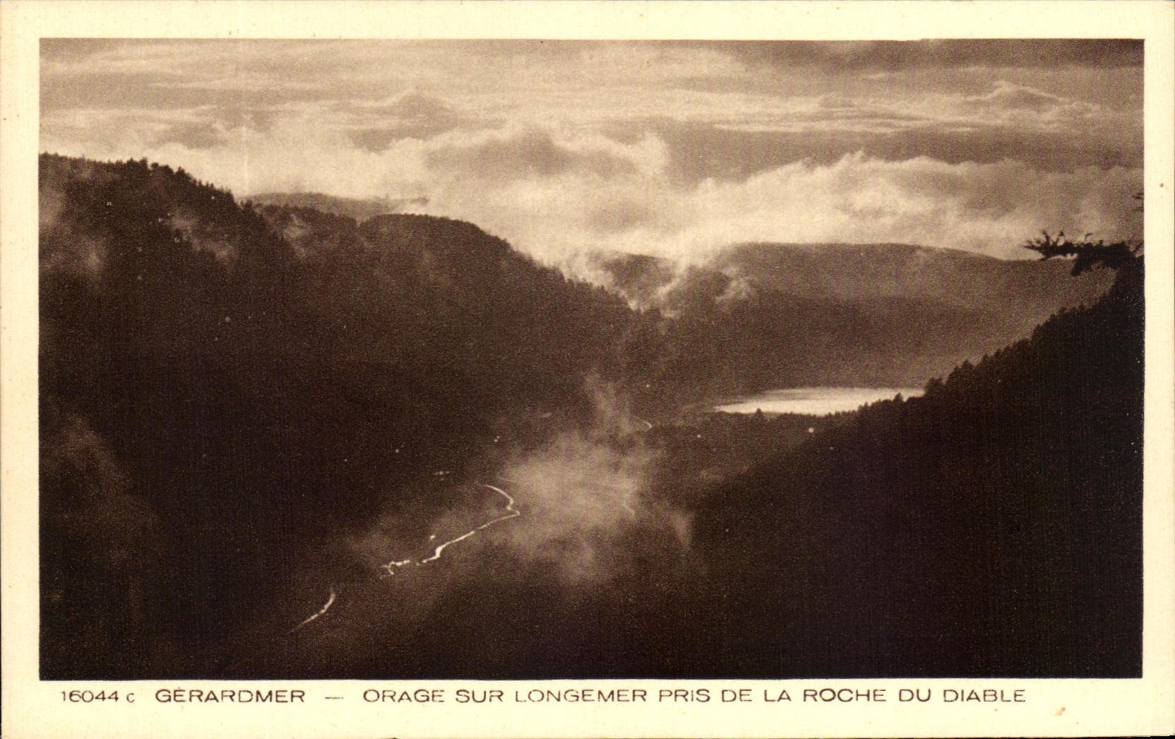 Gérardmer — Orage sur Longemer pris de la Roche du Diable — série 16044 c, éditée par Braun & Cie