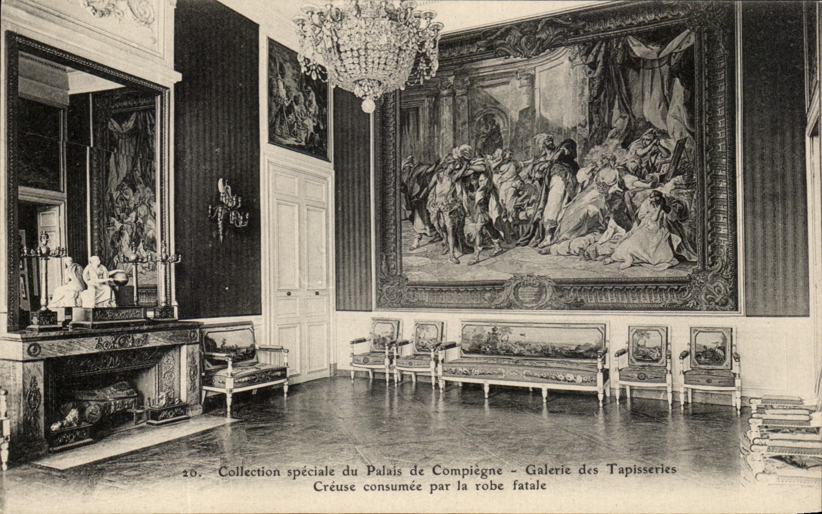 CPA Palais de Complegne Galerie des Tapisseries Creuse consumee par la robe fatale