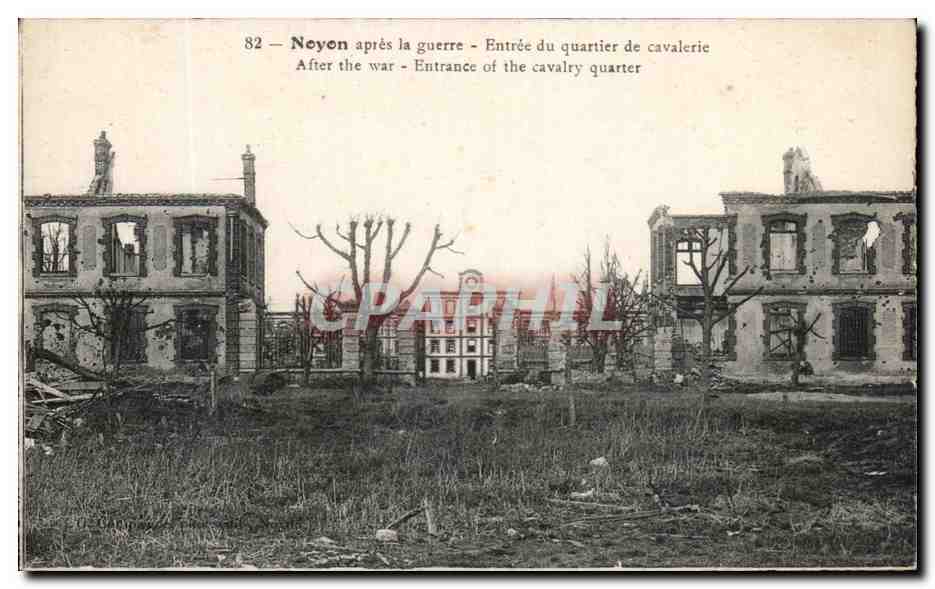 CPA Noyon apres la guerre Entree du quartier de Cavalerie Militaria 