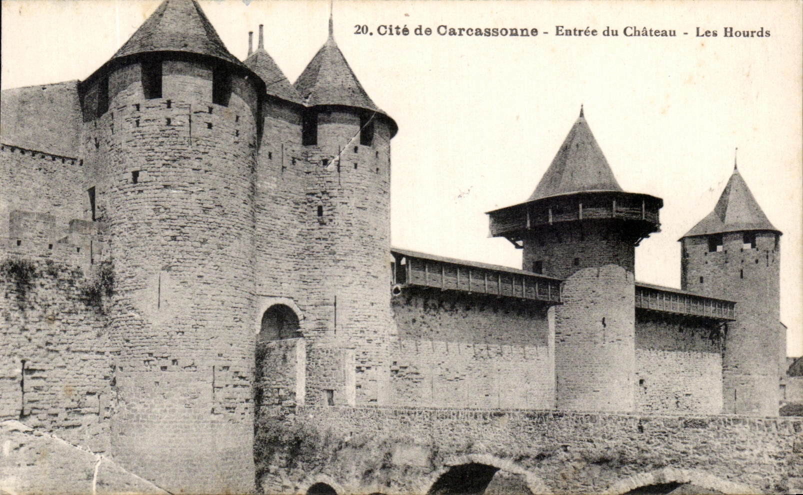 CPA Cite de Carcassonne Entree du Chateau Les Hourds
