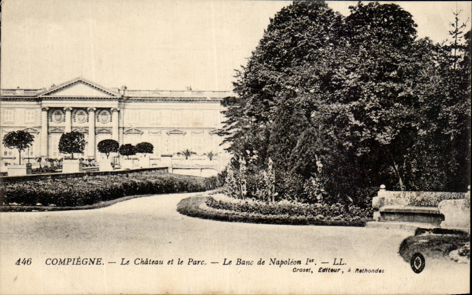 CPA Compiegne Le Chateau et le Parc Le Banc de Napoleon 1er