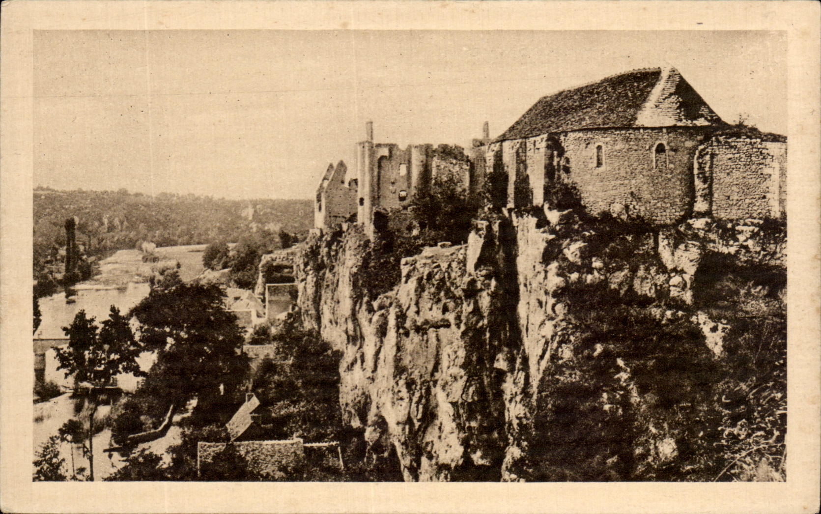 CPA Le Poitou Pittoresque Angles Sur l'Anglin Les Ruines Du Chateau Et De Sa Chapelle