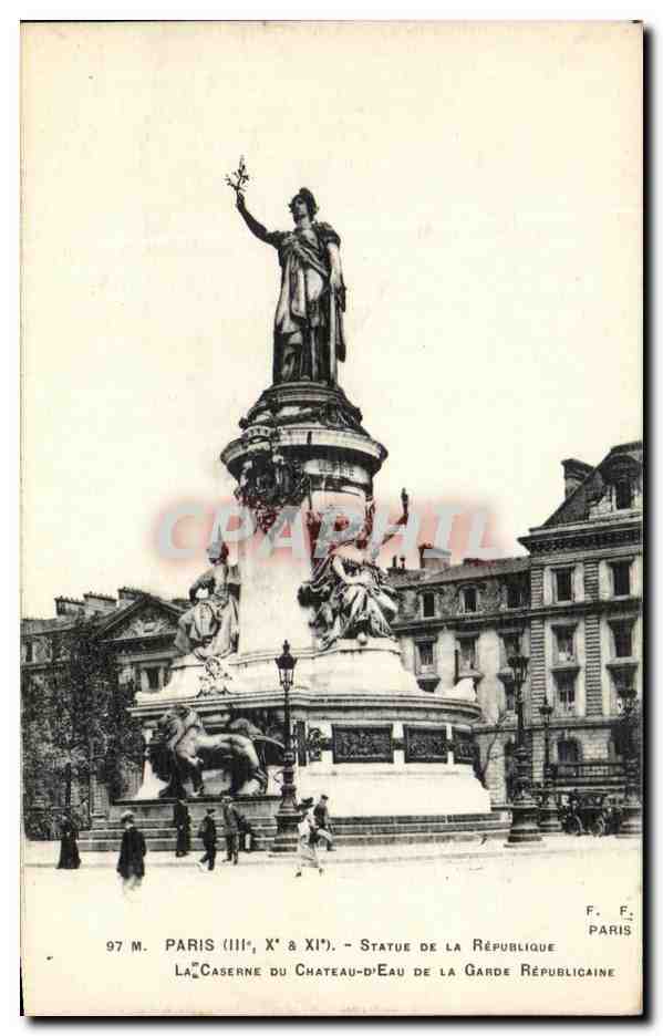 CPA Paris Statue De La Republique La Caserne du Chateau D'Eau de la Garde republicaine Lion 