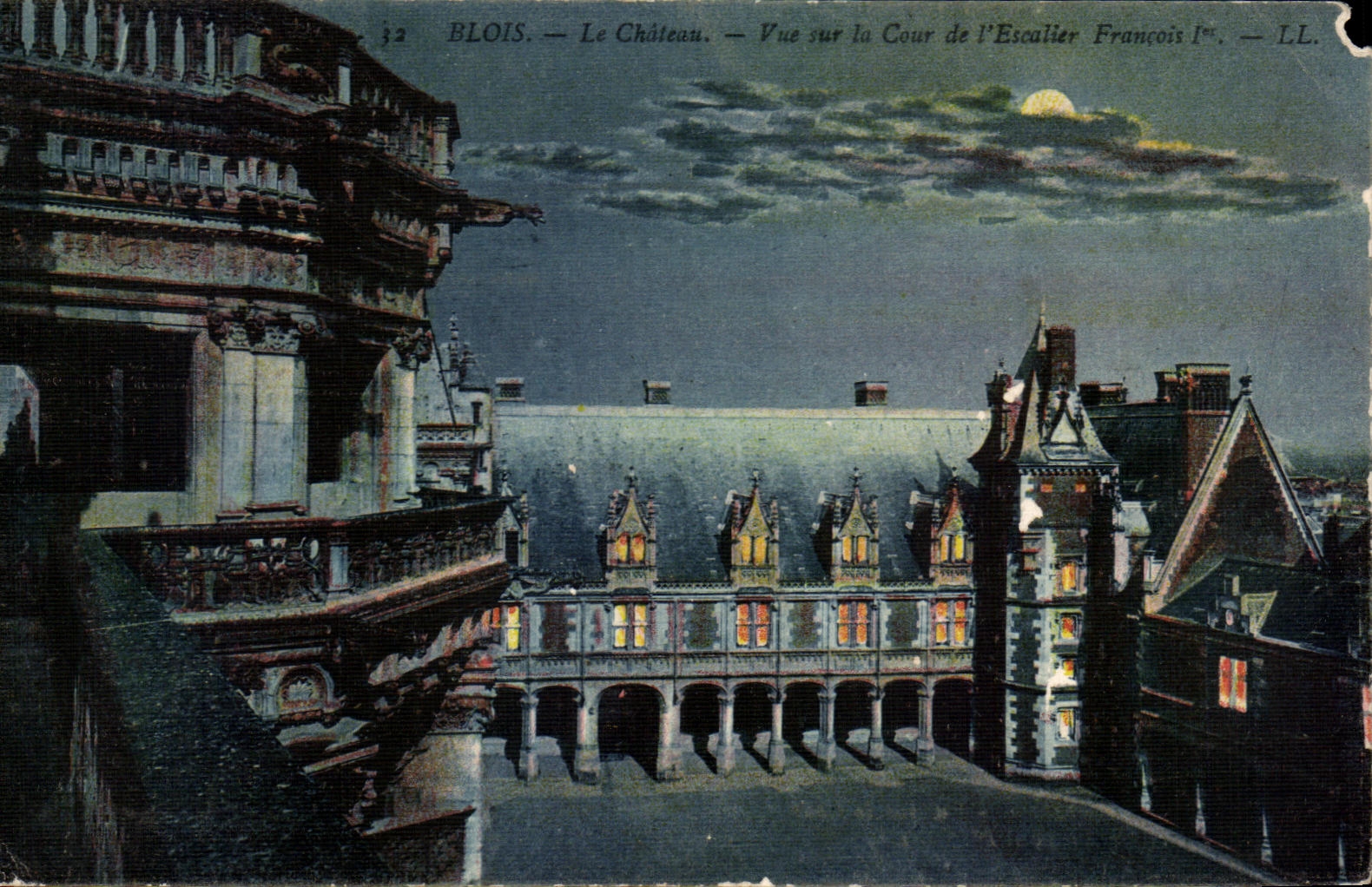 CPA Blois Le chateau Vue sur le Cour de l'Escalier Francois 1er 