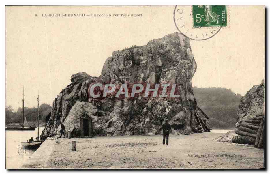 CPA La Roche Bernard La Roche a I'entree du port