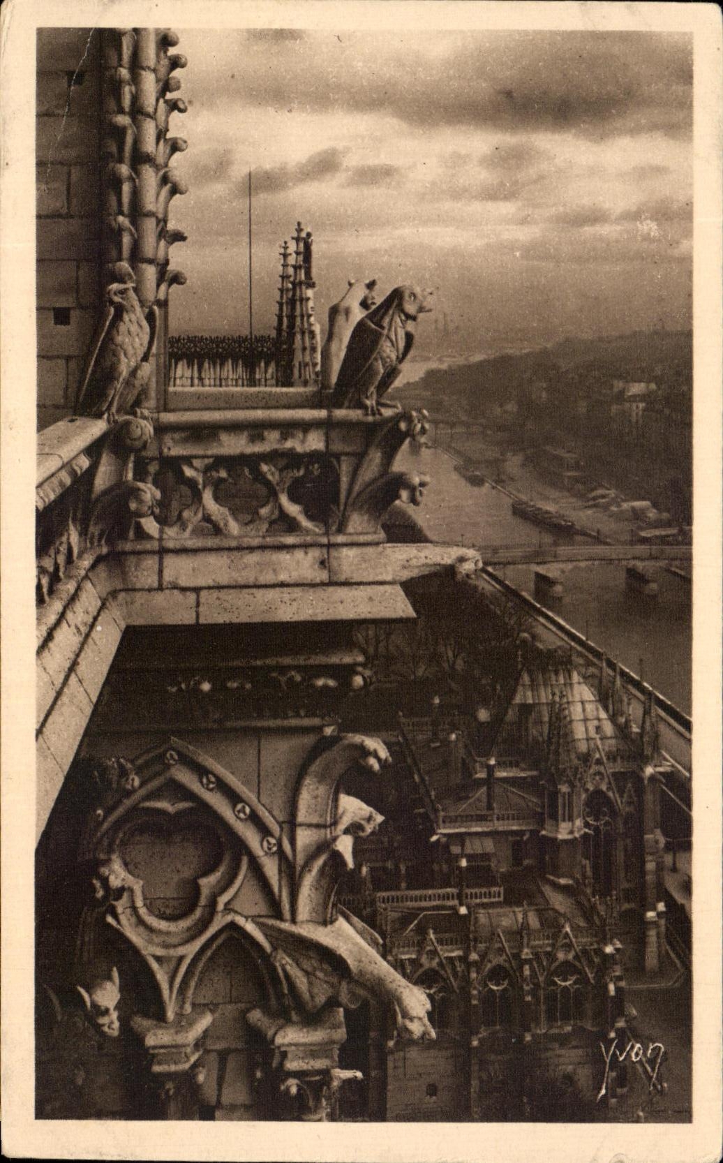 Notre-Dame de Paris — Détail de la façade Sud et perspective sur la Seine — Édition d'Art Yvon