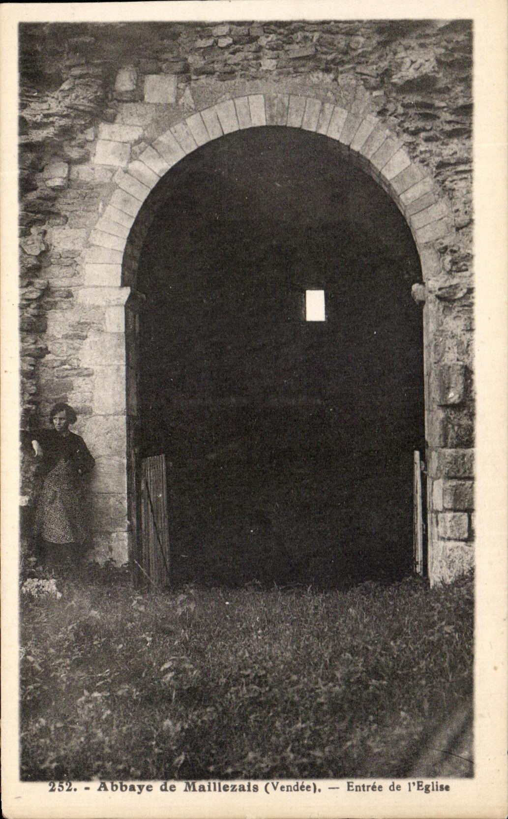 CPA Abbaye De Maillezais Entree De l'Eglise