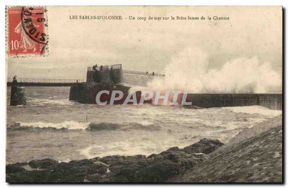 Les Sables-d'Olonne — Un coup de mer sur le Brise-lames de la Chaume — éditeur non visible
