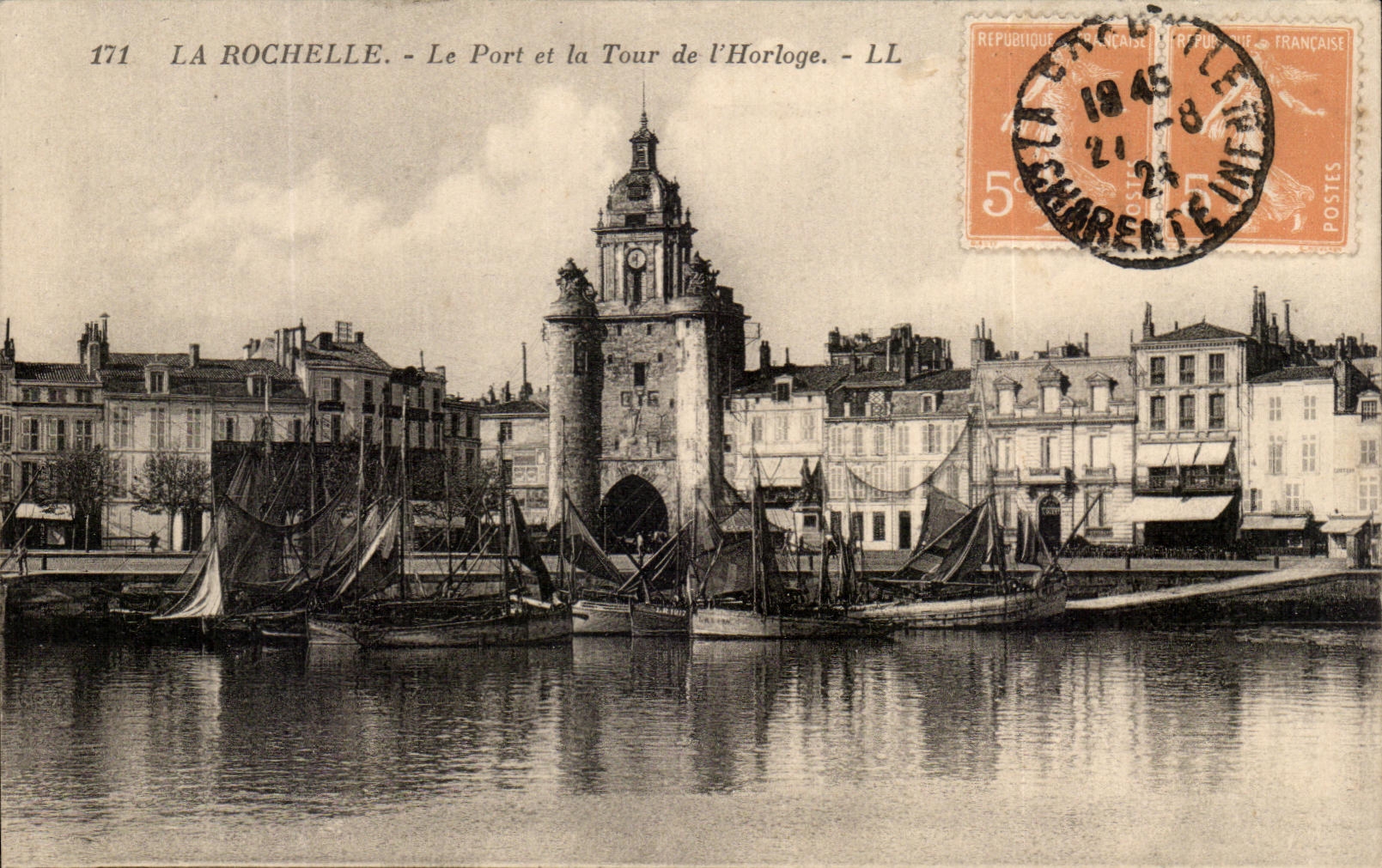 CPA La Rochelle Le Port Et La Tour De l'Horloge Bateaux 