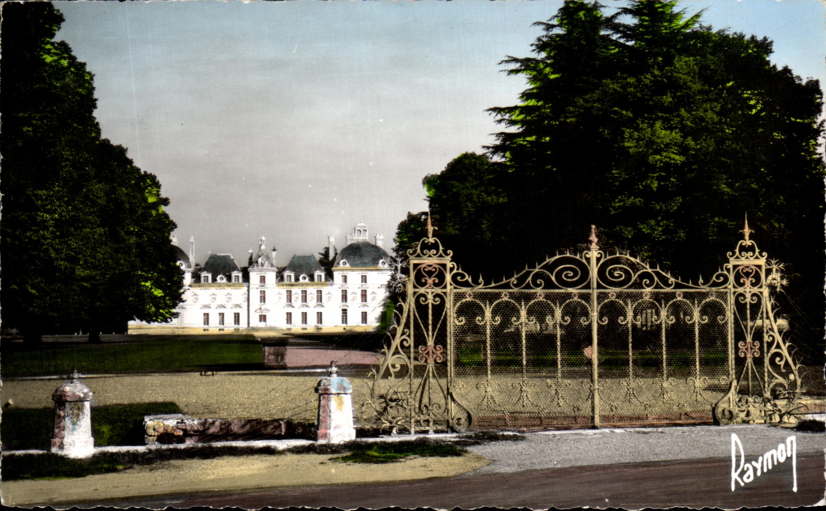 Cheverny — Le château — La grille d'entrée — Éditions d'Art Raymon (S.-e.-O.)