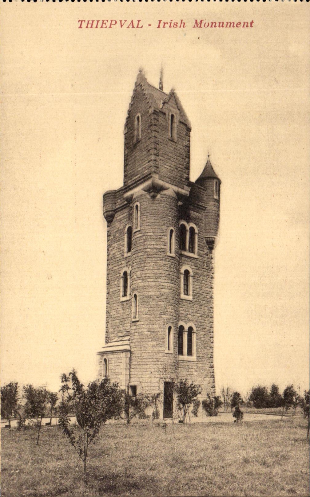 Thiepval - Irish Monument — tour en pierre avec inscriptions multiples — éditeur CPAPHIL, n° de série non visible