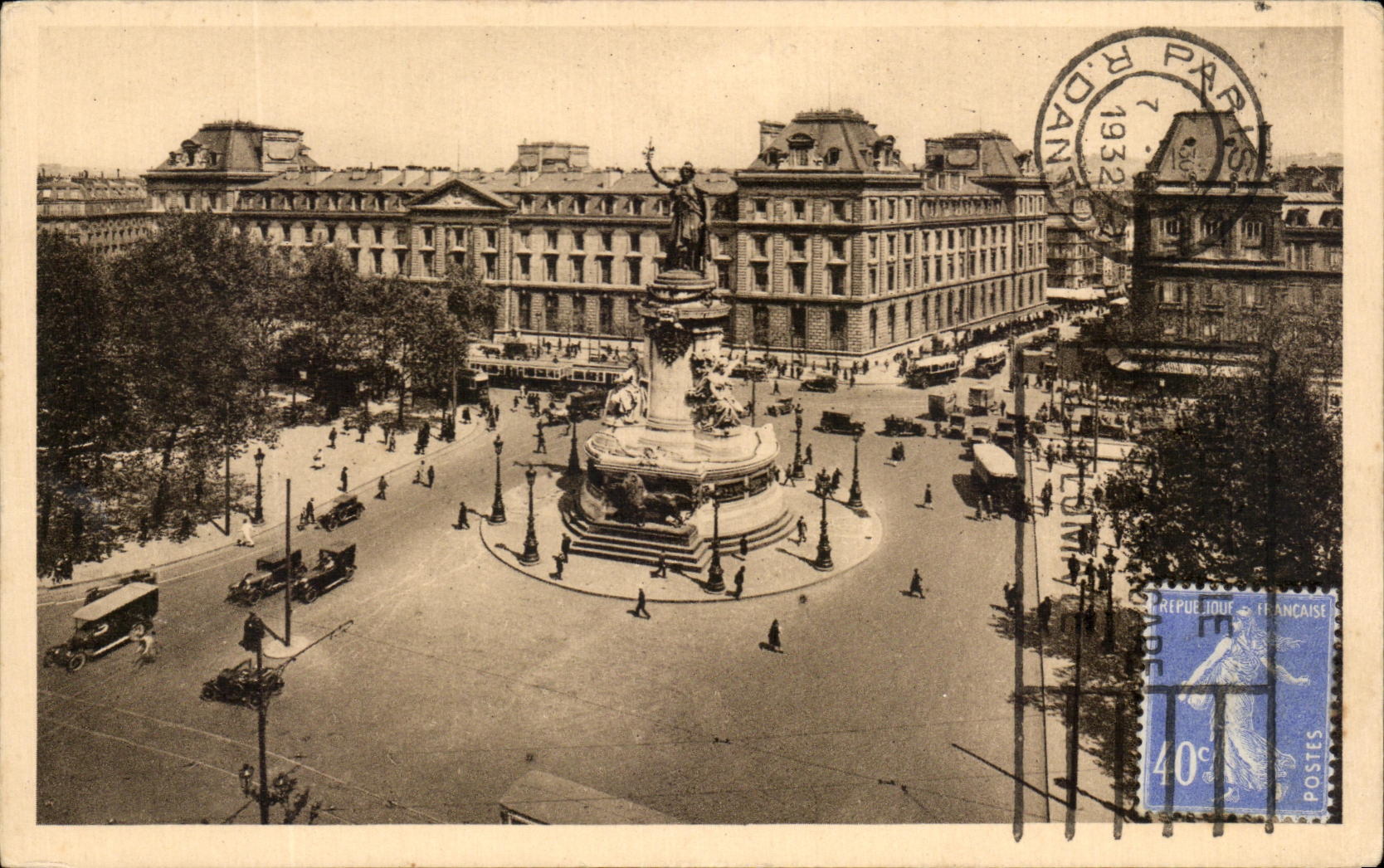 CPA Paris En Flanant Place de la Republique 