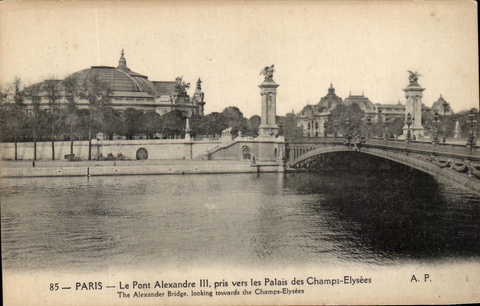 CPA Paris Le Pont Alexandre III pris Vers les palais des Champs Elysees 