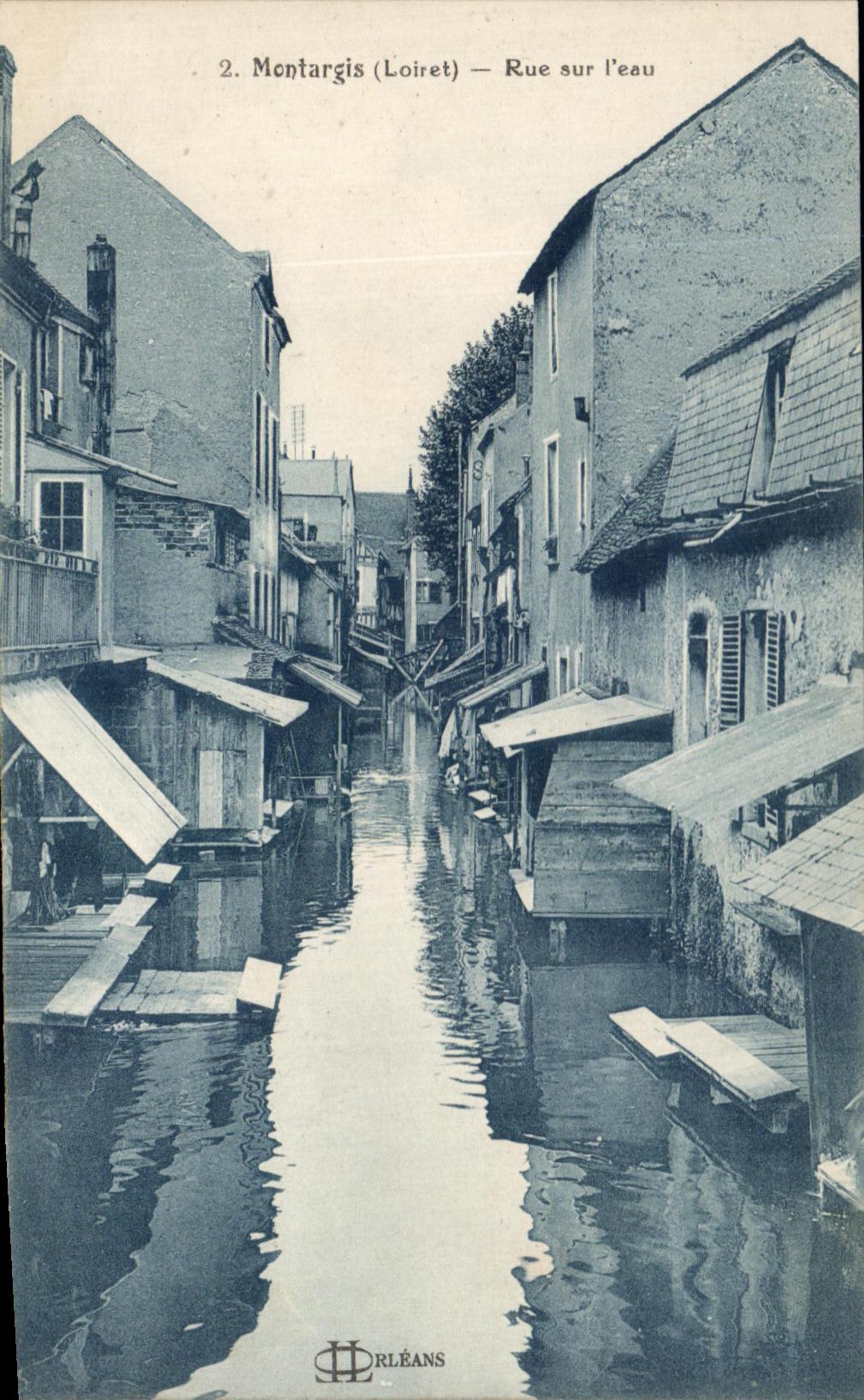 CPA Montargis Rue sur I'eau