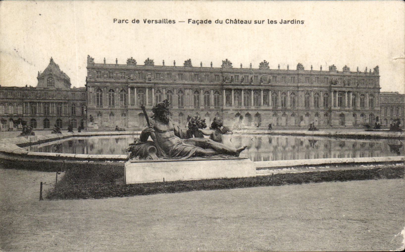 CPA Parc de Versailles Facade du Chateau sur les Jardins Neptune