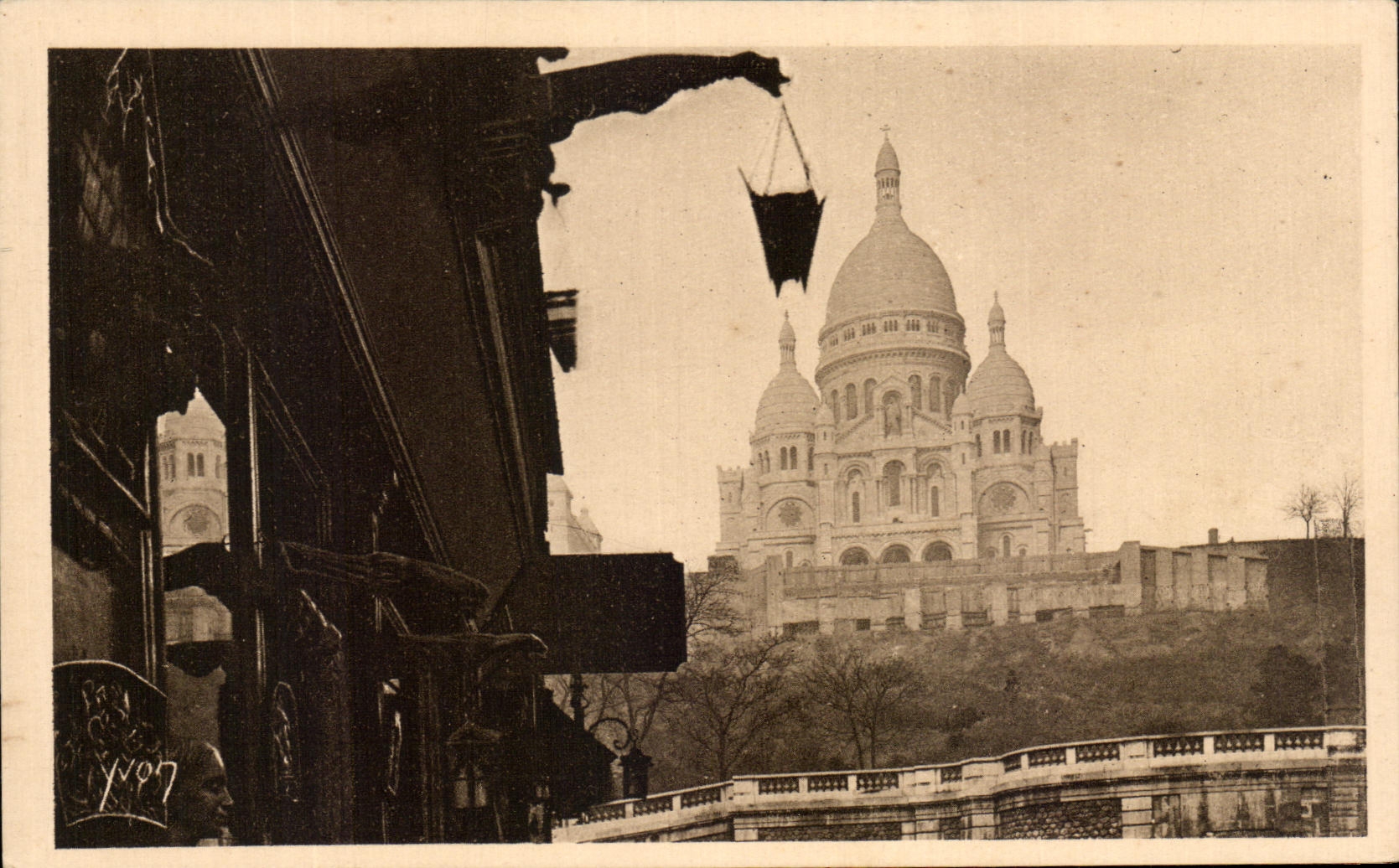 CPA Paris En Flanant Le Sacre Coeur vu de la rue de Steinkerque Montmartre 