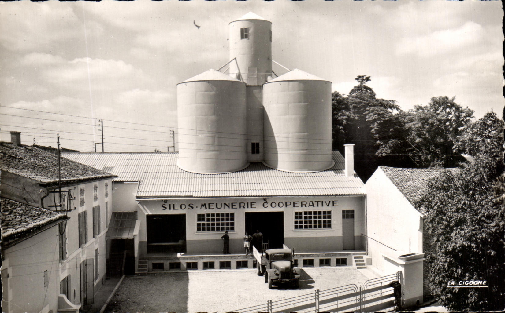 Neuville de Poitou — Silos der kooperativen Mühle — Éditions La Cigogne