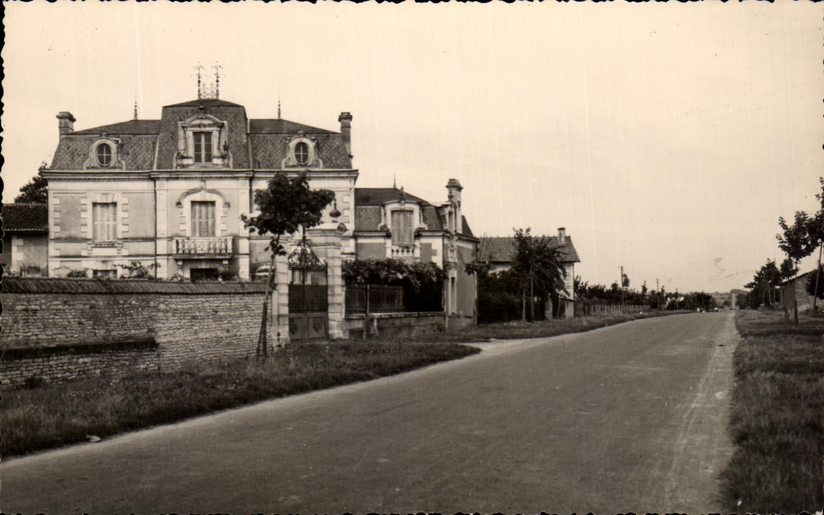 CPSM Angliers Une villa sur la Grand Route