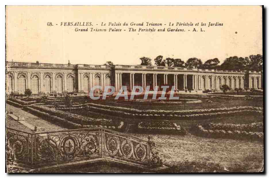 CPA Versailles Le Palais du Grand Trianon Le Peristyle et les jardins 