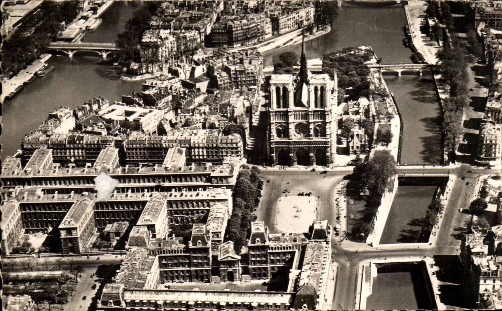 CPA Paris Vue aerienne La Cite et l'Eglise Notre Dame de Paris Gargouille