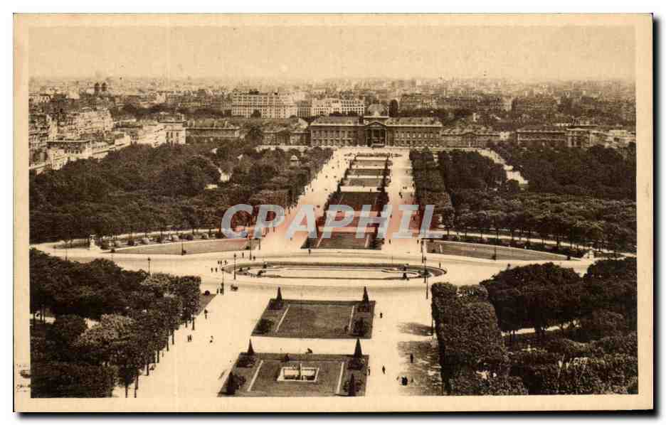 CPA Paris En Flanant Le Champ de mars vu de la Tour Eiffel Dans le fond l'Ecole Militaire