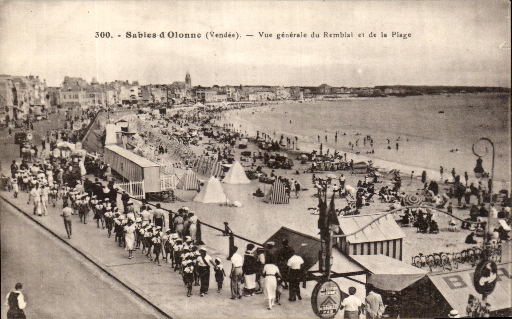 CPA Sables d'Olonne Vue Generale du Remblai et de la Plage