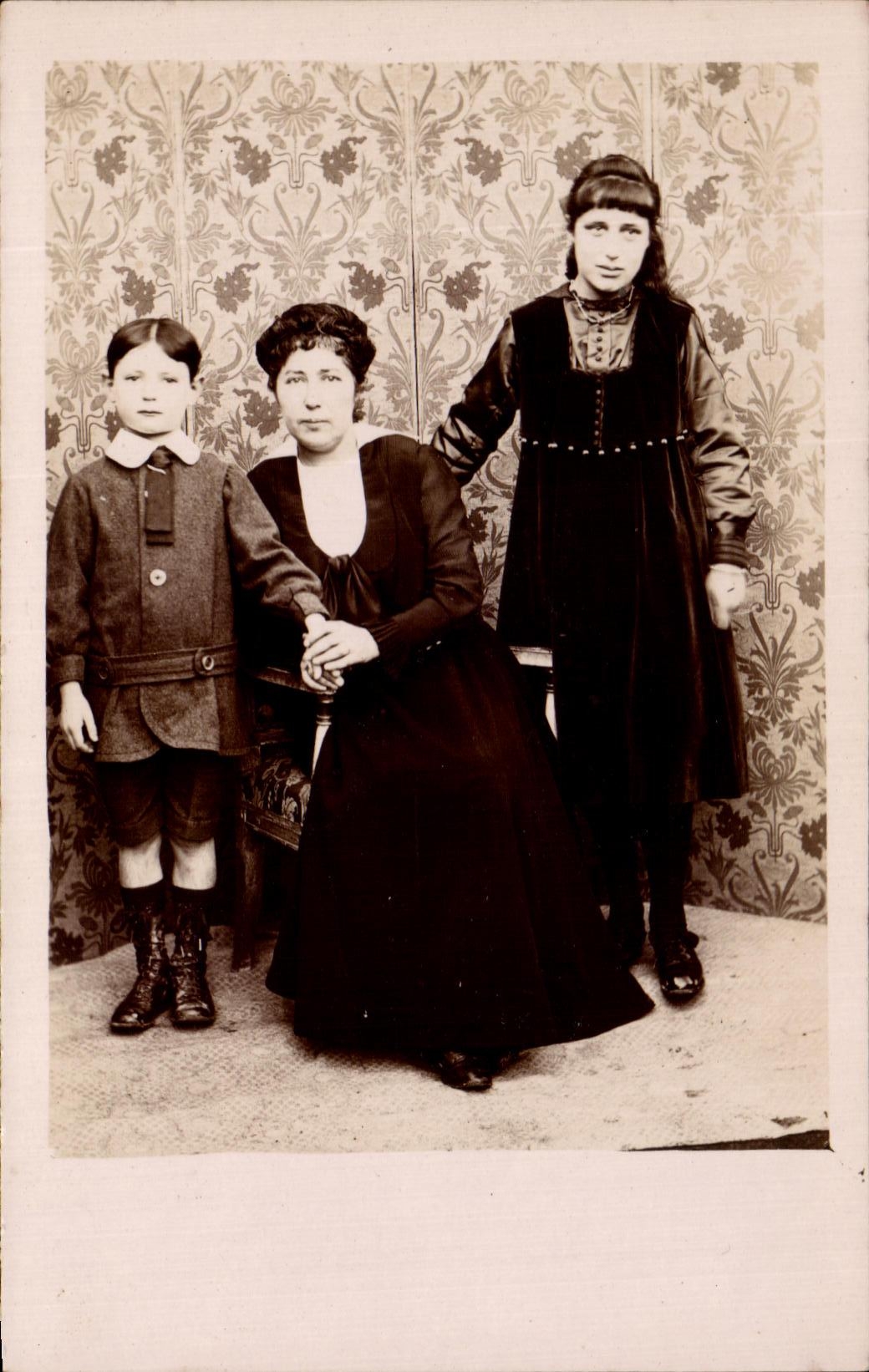 CARTE PHOTO Femme et enfants