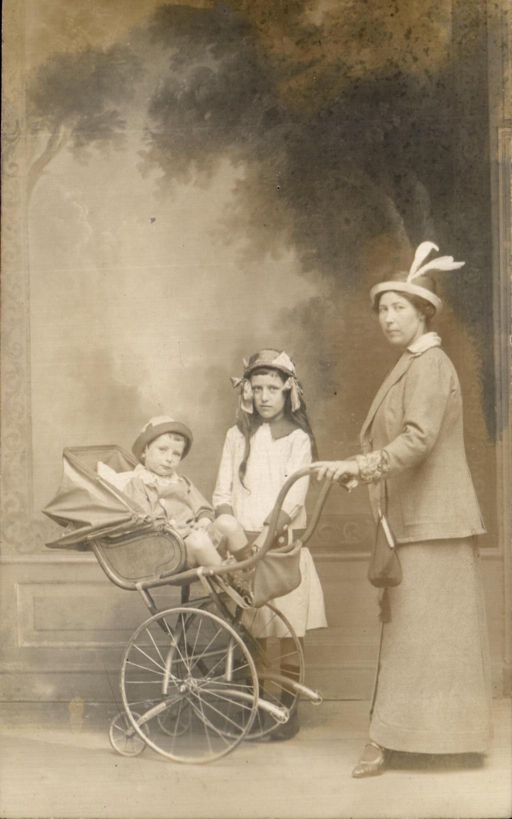 Famille en poussette — studio photographique — R. Guilleminot, Rœspflug et Cie, Paris